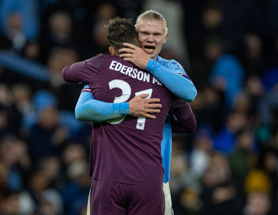 队友疯狂给他做掩护（队友拼命替他打掩护）