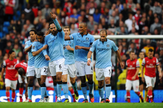 都悲伤！阿森纳被扳平球迷遗憾捂脸，狼队遭绝杀球迷神情落寞（双双失落！阿森纳被扳平球迷捂脸叹息，狼队遭绝杀神情黯然）